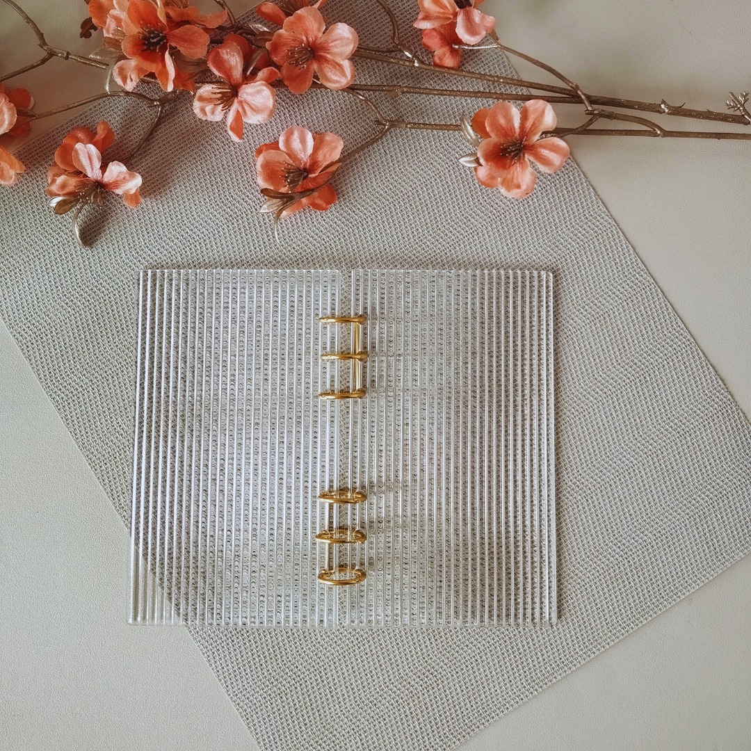 Close-up van gouden bindringen in de Clara Binder – perfect voor cash envelopes