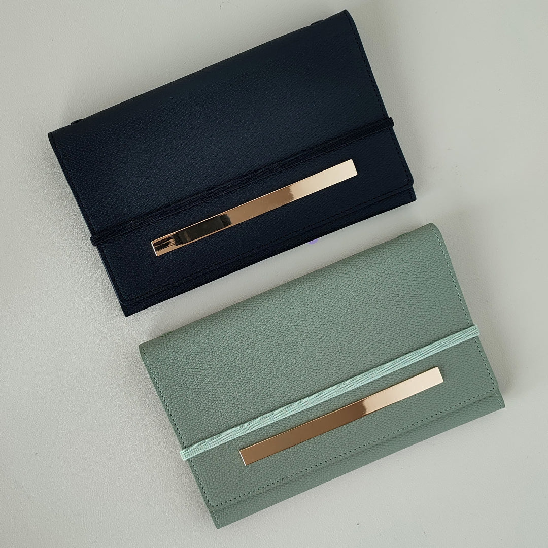 Louise Binder in elegant zwart en salie groen