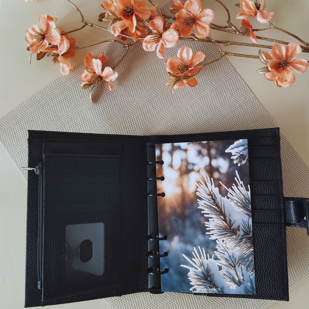 Zwarte Senna Binder met praktische details zoals een ritssluiting en extra ruimte. Met dashboard sunlit snow