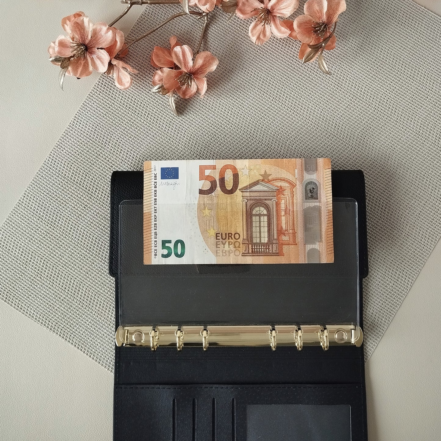 louise binder met een transparante cash envelope