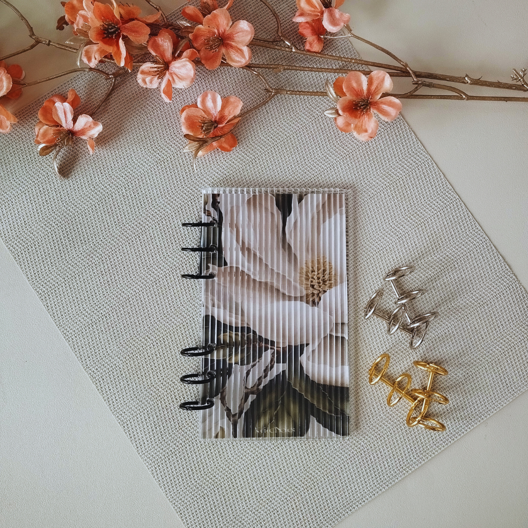 Bovenaanzicht van Clara Binder met gouden details en stijlvolle ribbels.