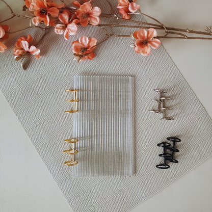 Clara Binder met luxe ribbeltextuur, gouden bindringen en transparante uitstraling – ideaal voor cash stuffing