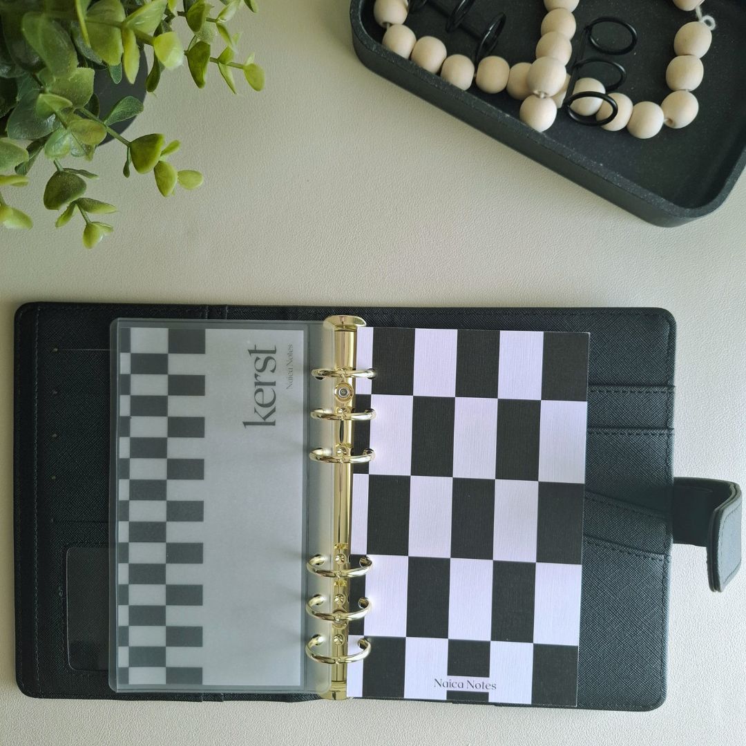 Linnen dashboard Chic Tiles met bijpassende vellum dashboard insert in saffiano Alice binder Midnight, chique zwart-wit tegelpatroon